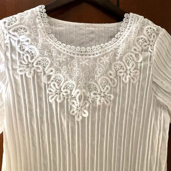 Women's White Tshirt Lace Cutout Applique Crew Neck Blouse Top Size M - Picture 4 of 9